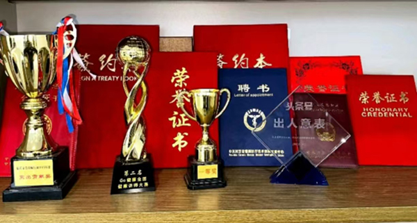 獎(jiǎng)杯證書(shū) 獎(jiǎng)杯證書(shū)